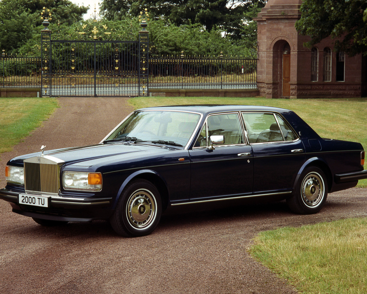 Надежная машина Rolls Royce Silver Spirit