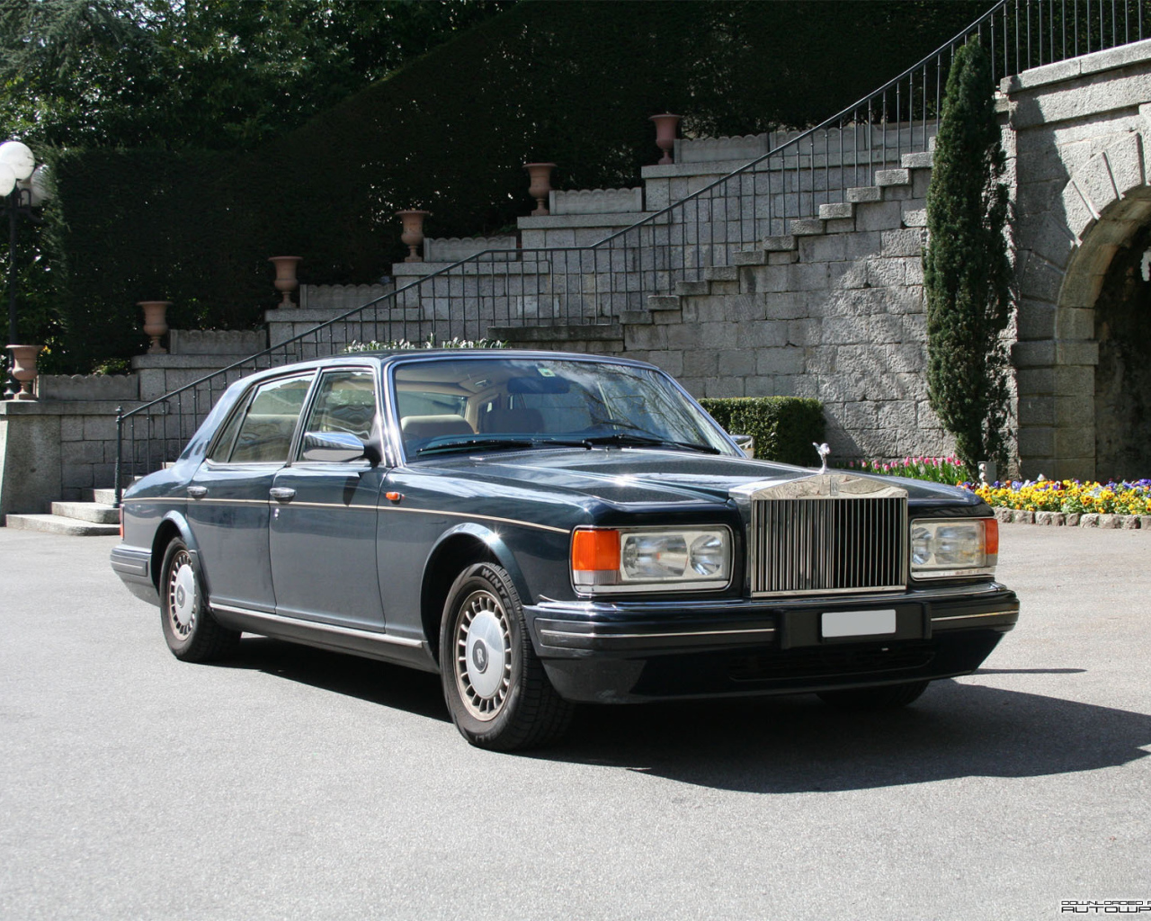 Надежный автомобиль Rolls Royce Silver Spirit