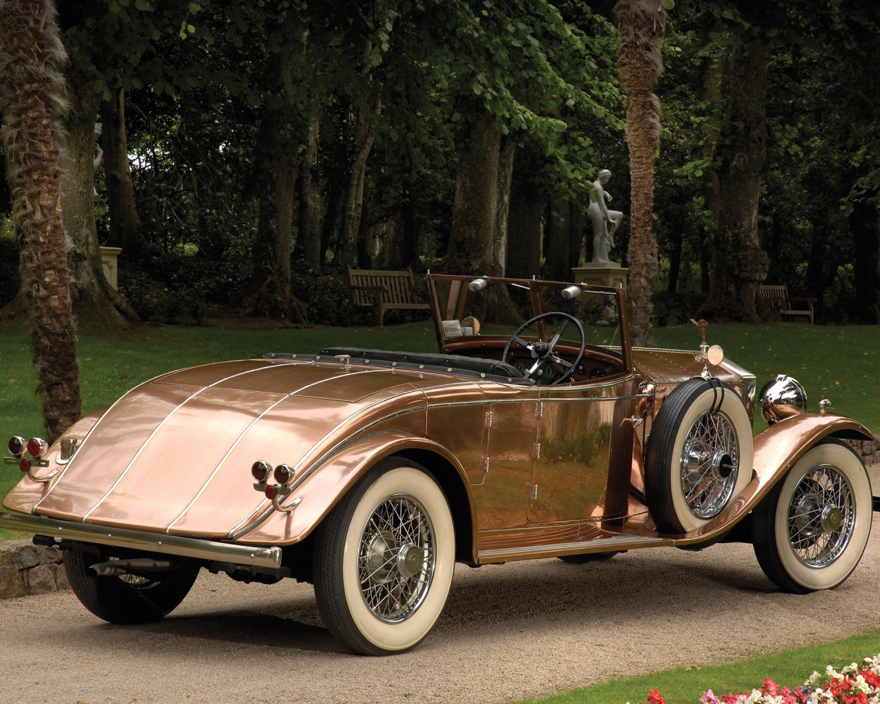 Старинный Ролс Ройс в парке