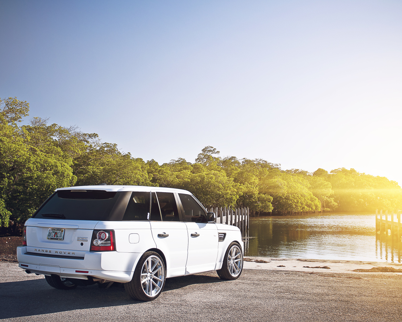 Лэнд Ровер около водоема