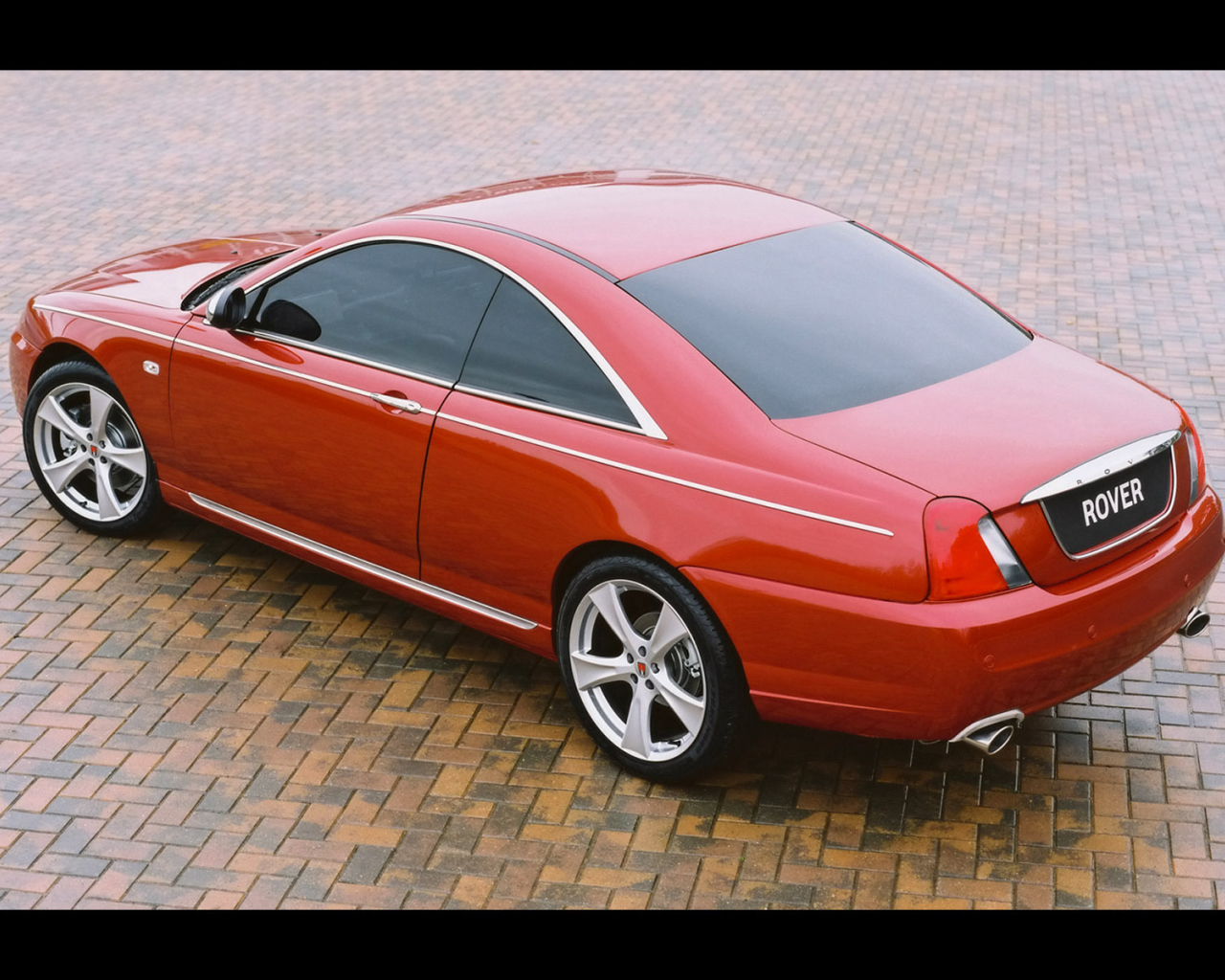 Автомобиль Rover 75 на дороге