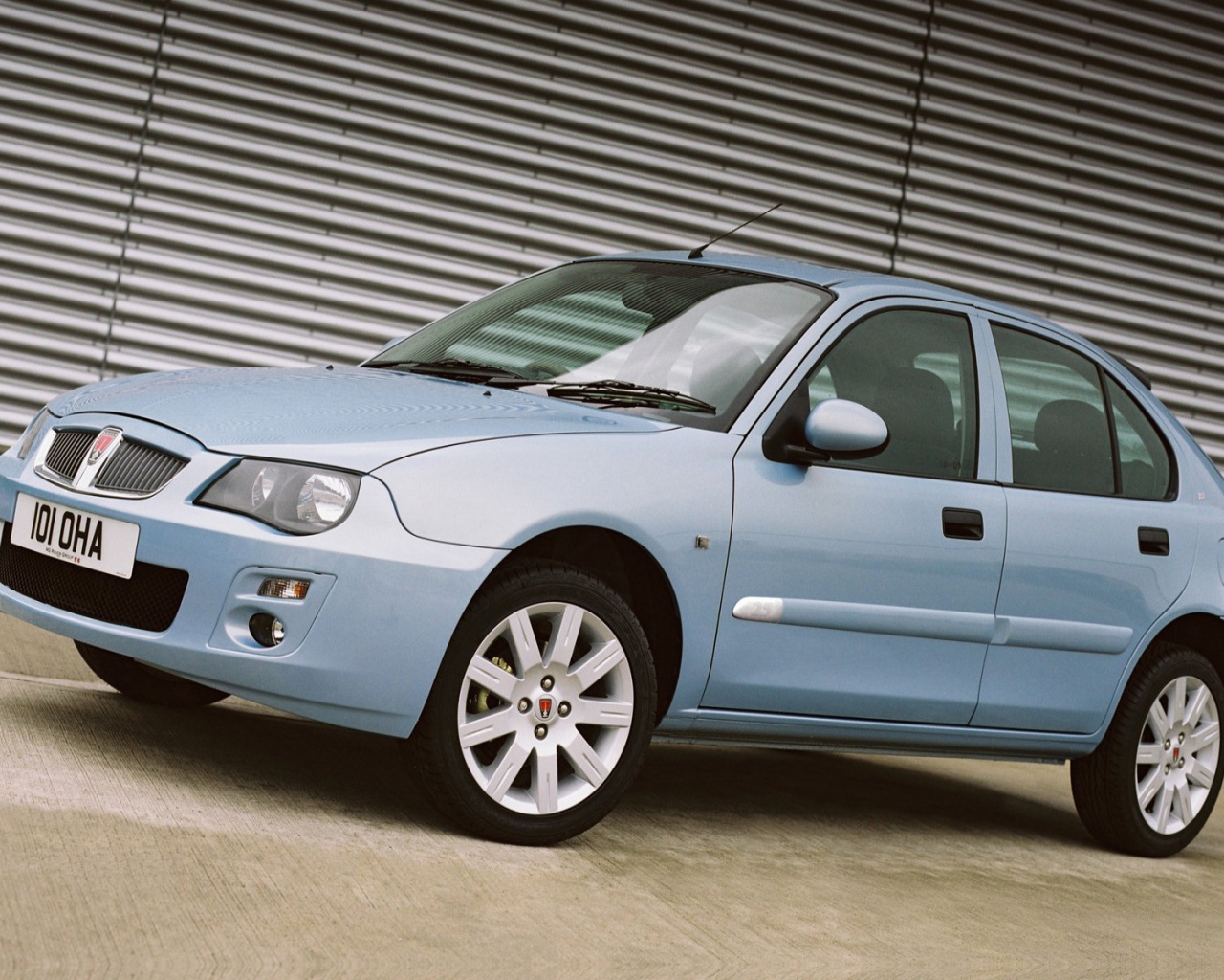 Автомобиль Rover Streetwise на дороге