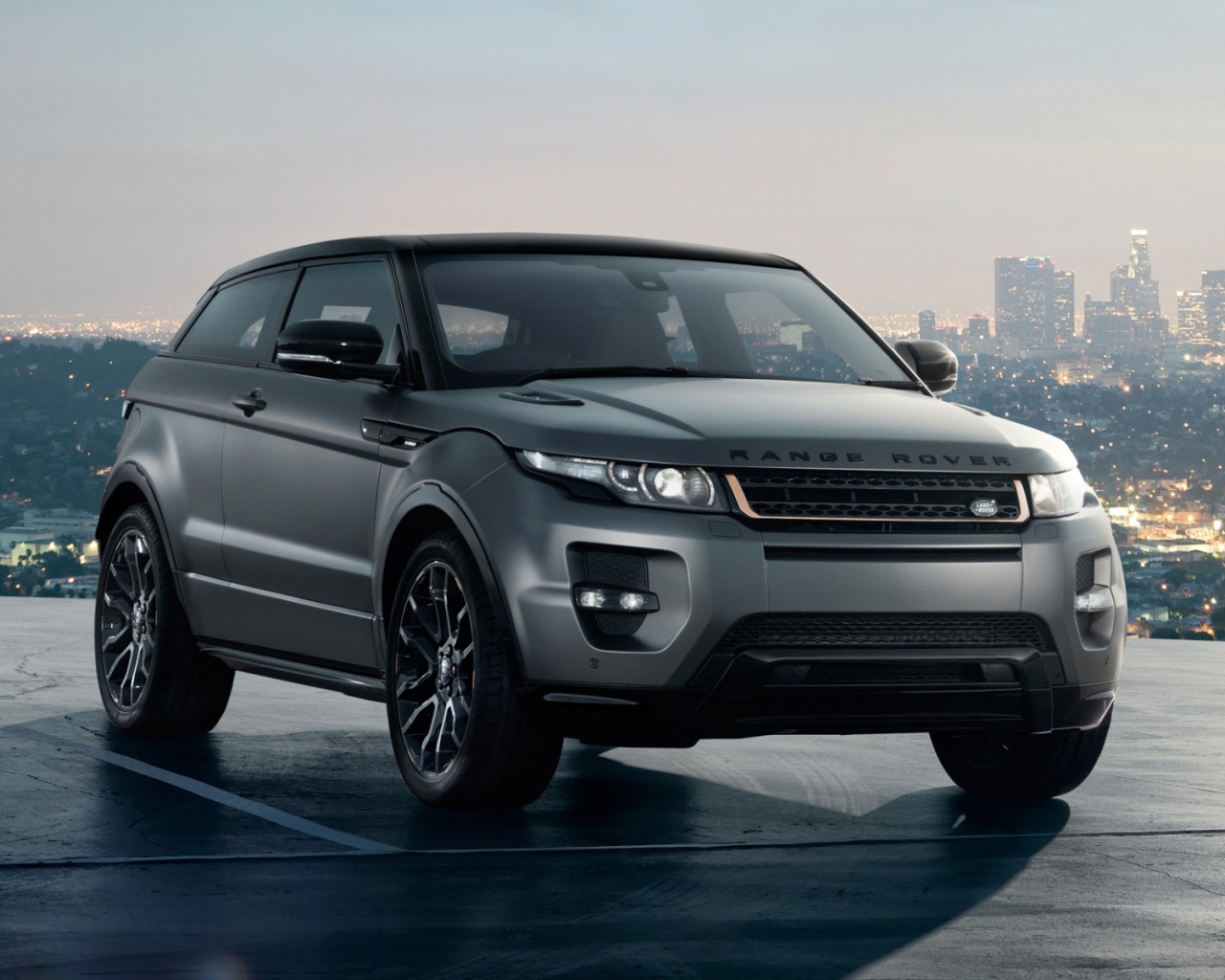 Серебристый лэнд ровер