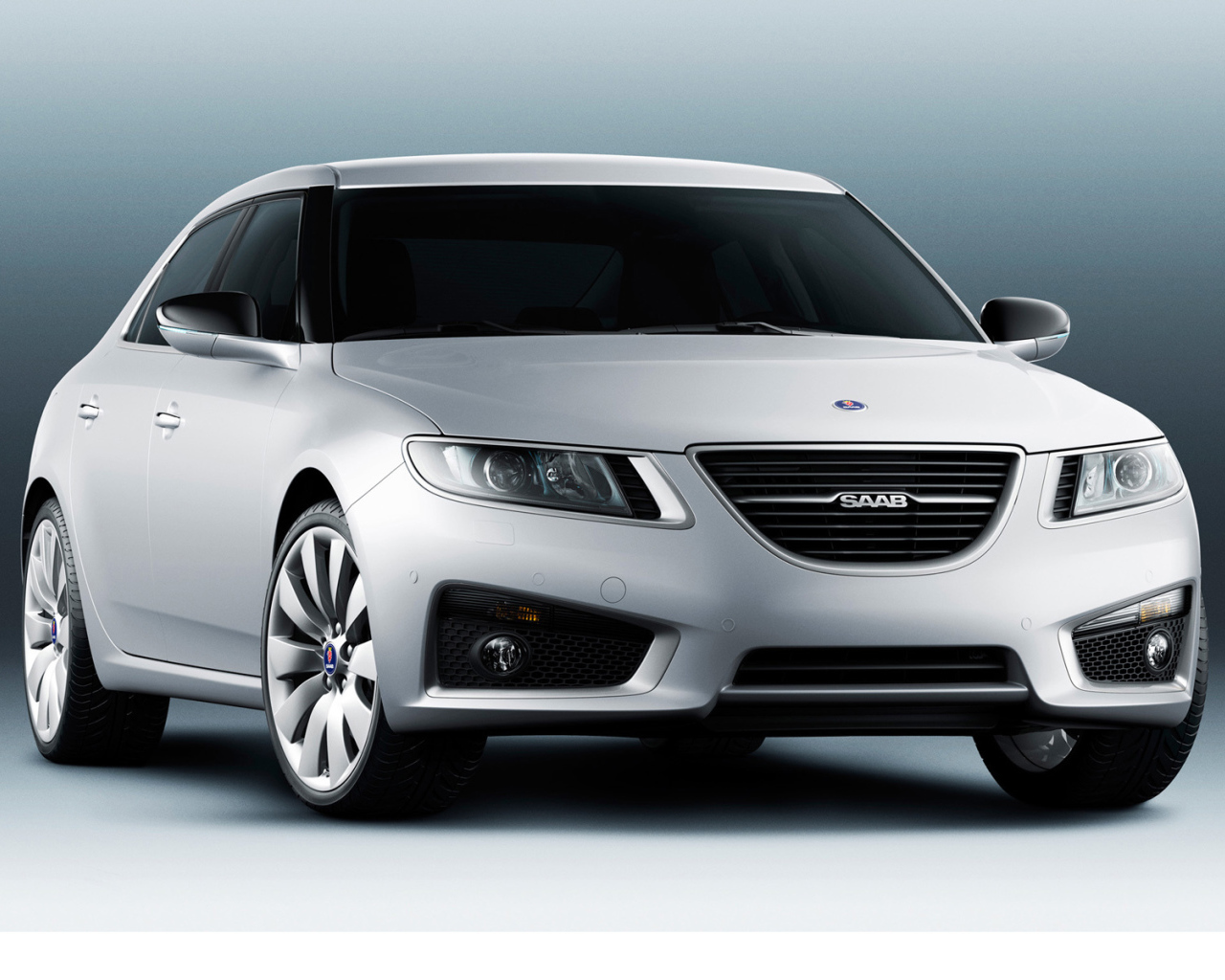 Красивый автомобиль Saab 9-5 в Москве