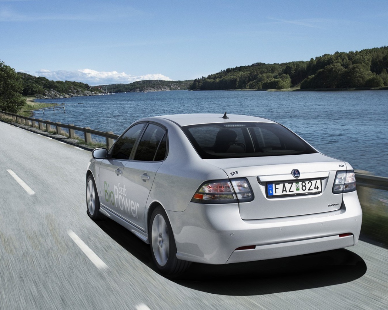 Автомобиль Saab 9-3 на дороге