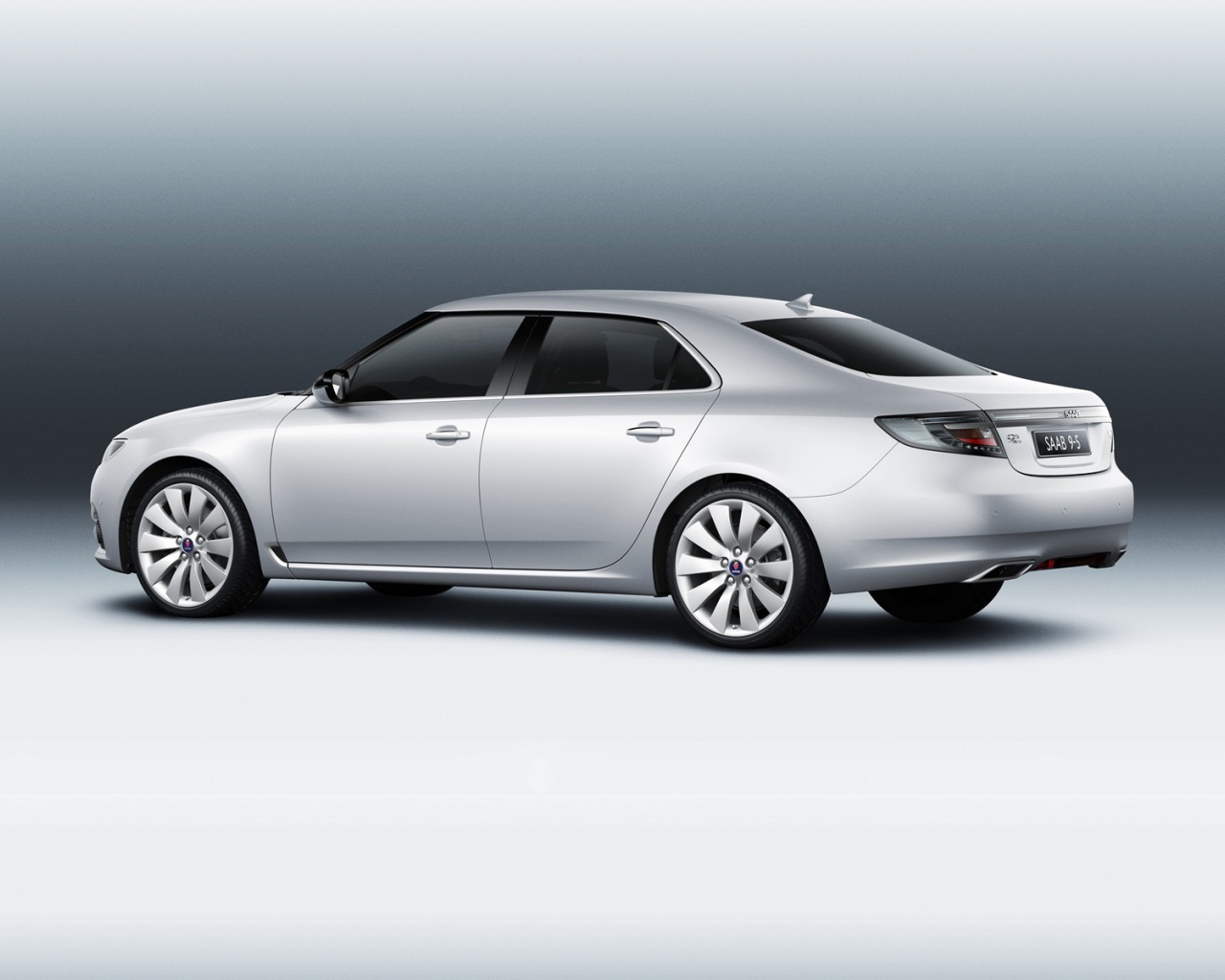  Автомобиль Saab 9-5 на дороге