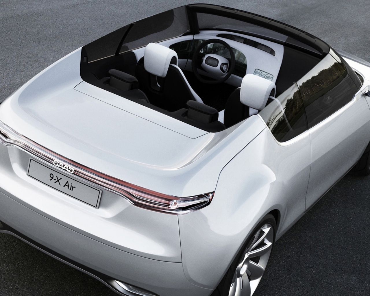 Автомобиль Saab 9000 на дороге