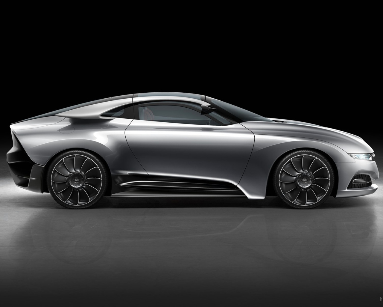 Новый автомобиль Saab 9000