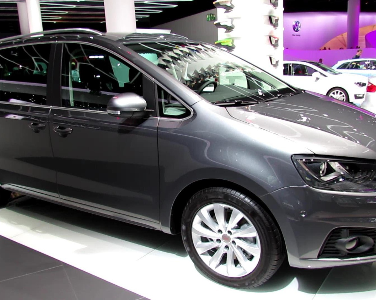 Красивый автомобиль Seat Alhambra в Москве