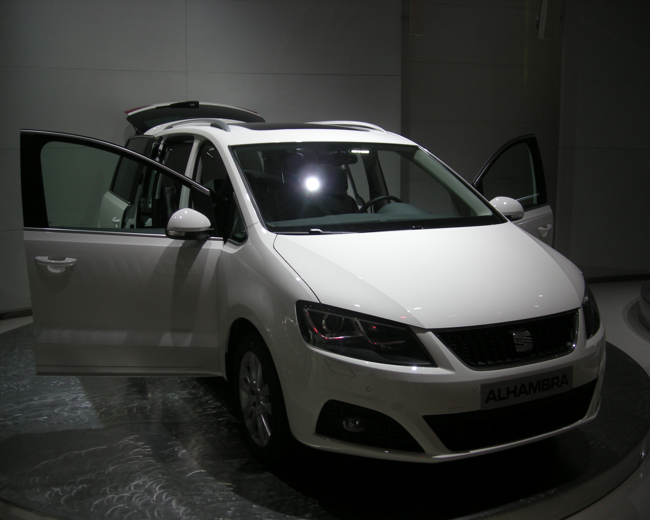 Красивый автомобиль Seat Alhambra