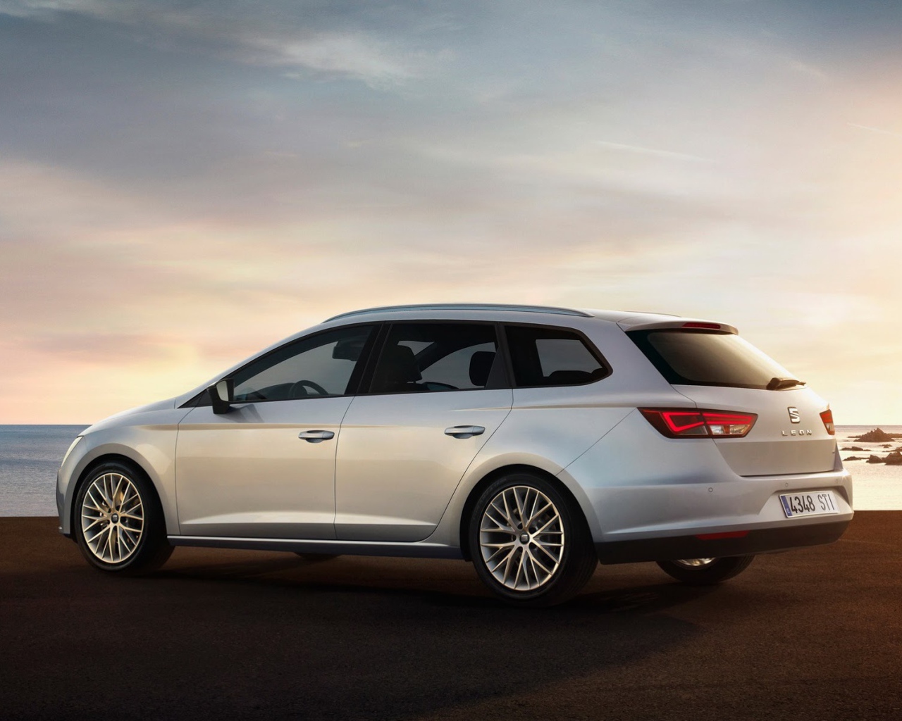 Надежный автомобиль Seat Leon Cupra 2014