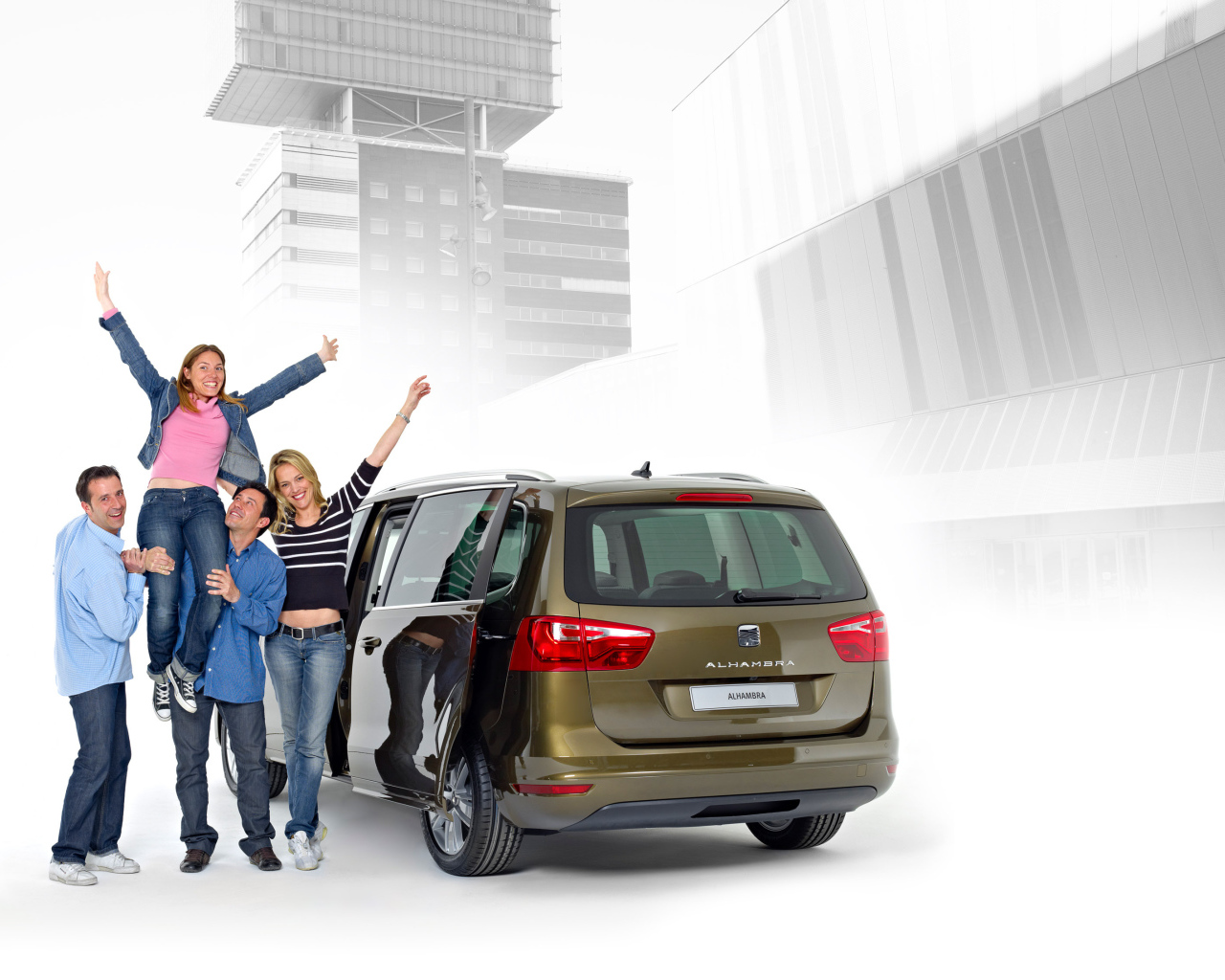 Автомобиль Seat Alhambra на дороге