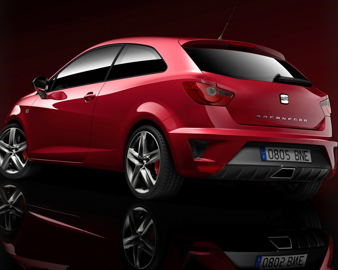 Автомобиль Seat Ibiza на дороге