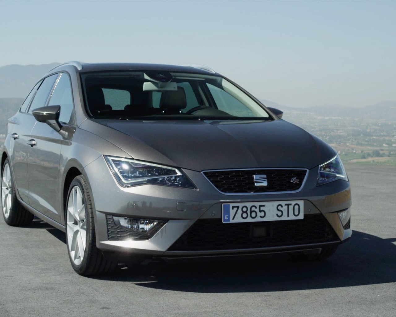 Автомобиль Seat Leon на дороге 2014