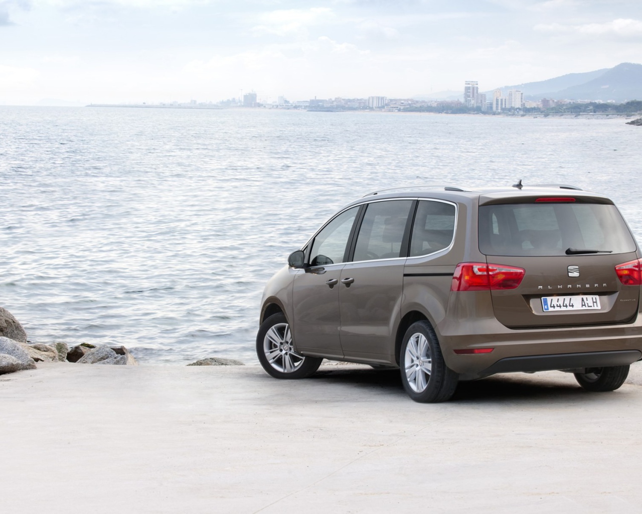 Надежная машина Seat Alhambra