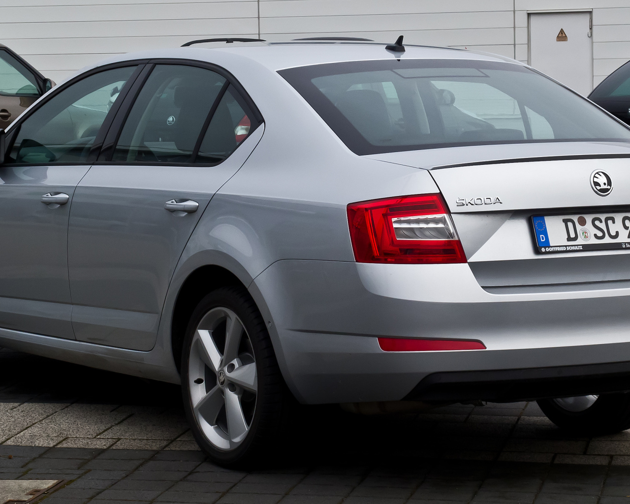 Автомобиль Skoda Octavia 2013 на дороге