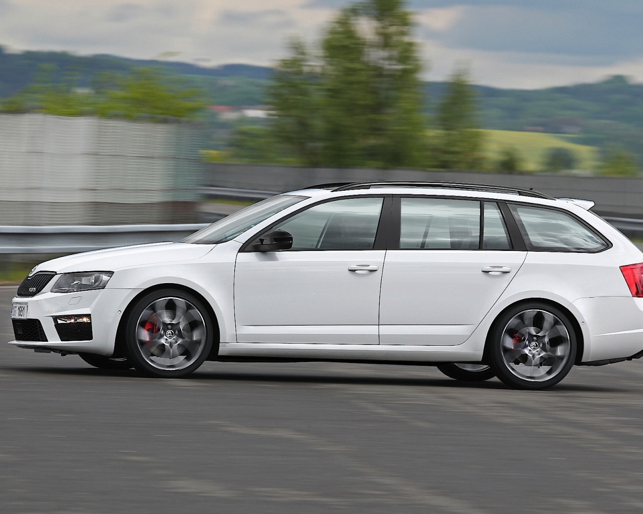 Красивый автомобиль Skoda Octavia 2013