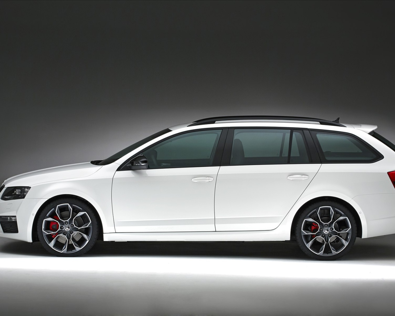 Красивый автомобиль Skoda Octavia 2014