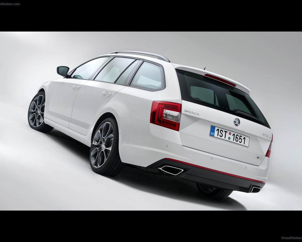 Красивый автомобиль Skoda Octavia 2014 в Москве
