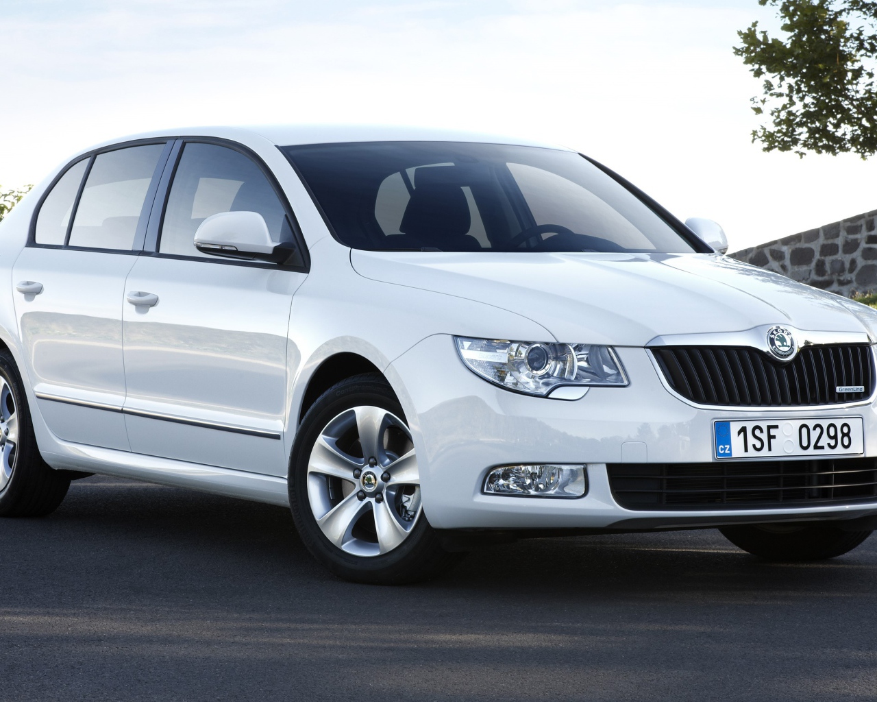 Красивый автомобиль Skoda Octavia Scout 2014