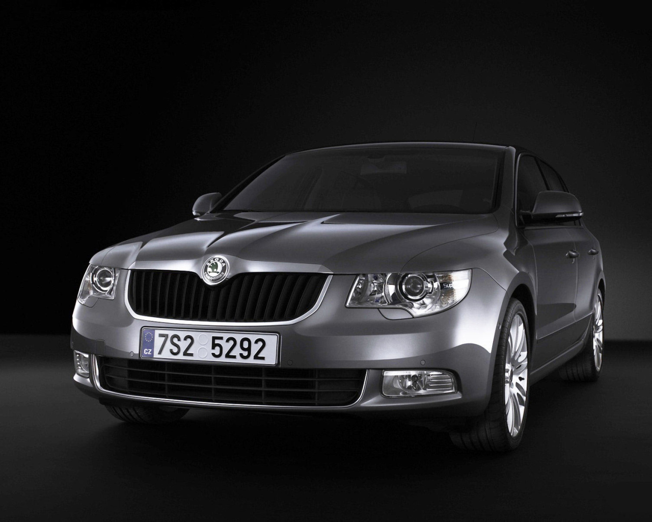 Красивый автомобиль Skoda SuperB