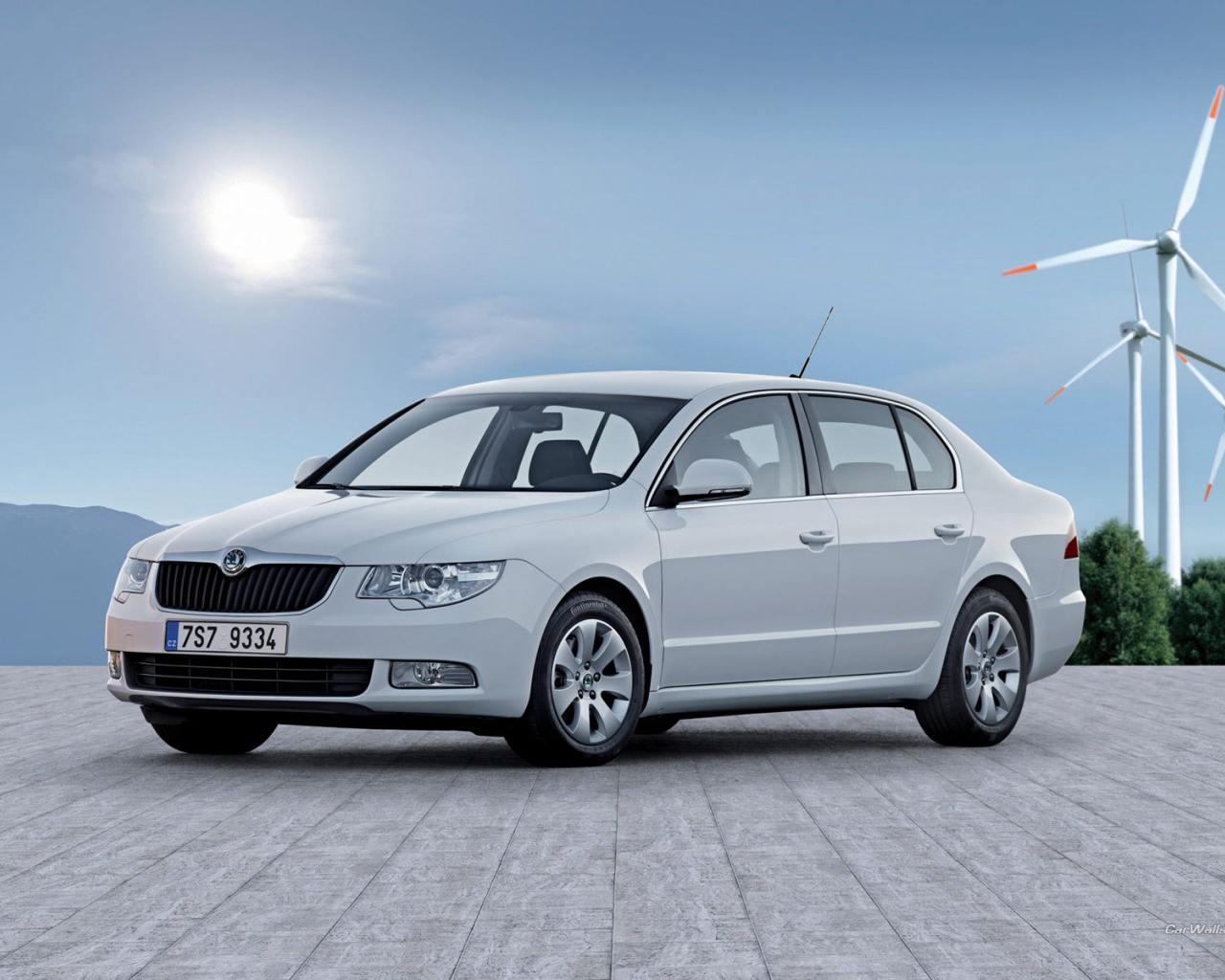 Красивый автомобиль Skoda SuperB в Москве