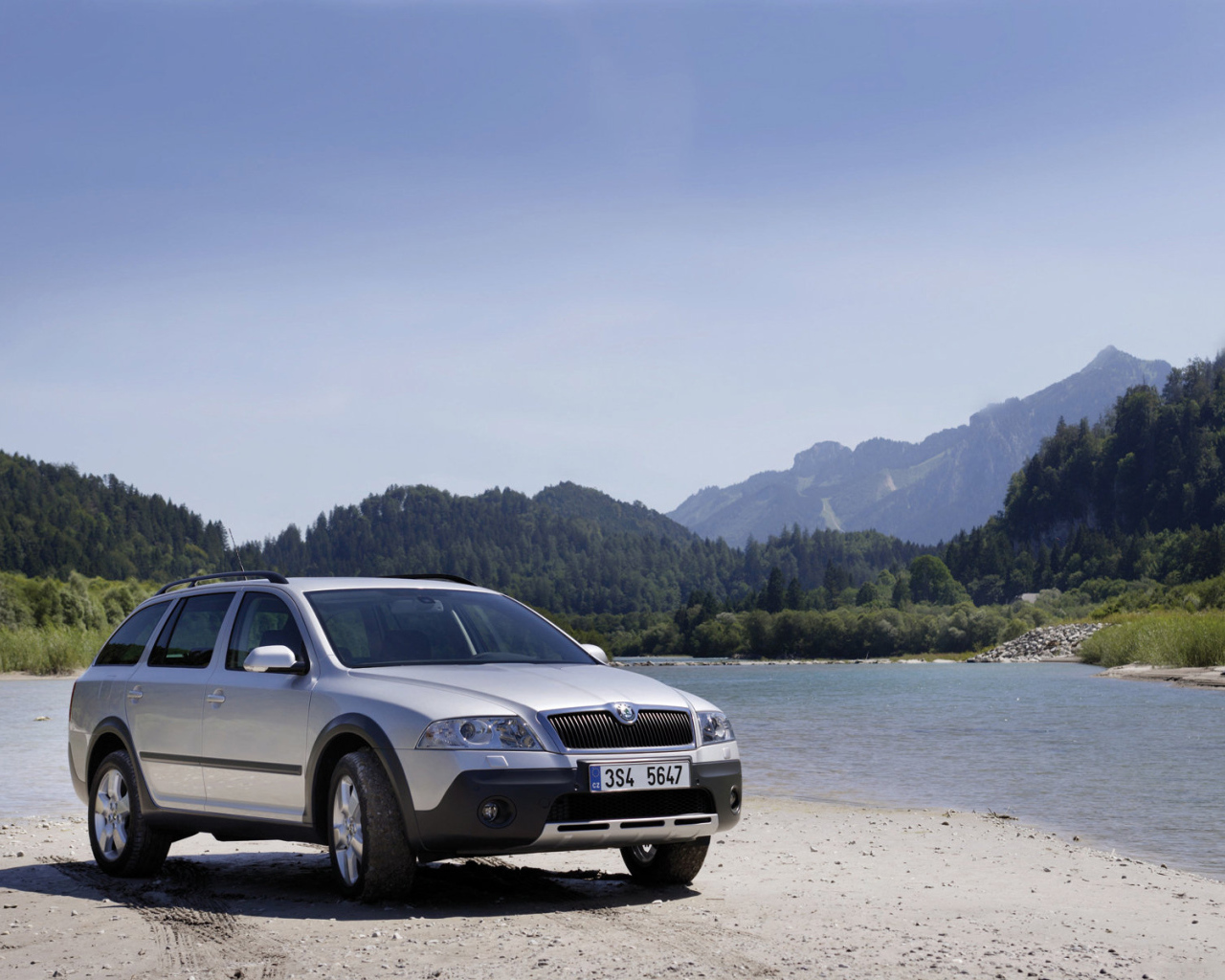 Автомобиль Skoda Octavia Scout 2014 на дороге