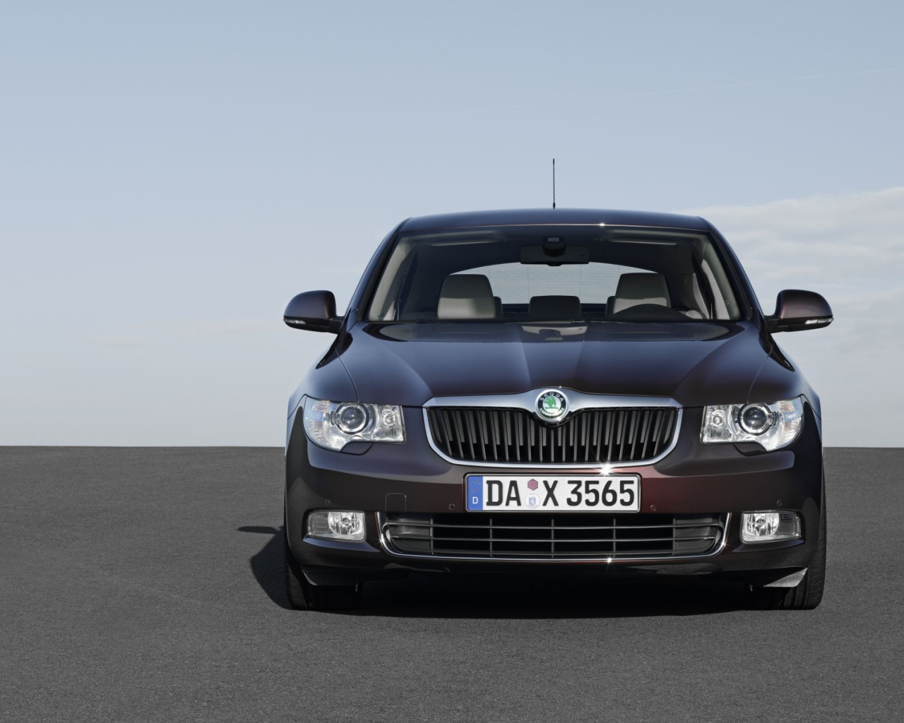 Автомобиль марки Skoda модели SuperB