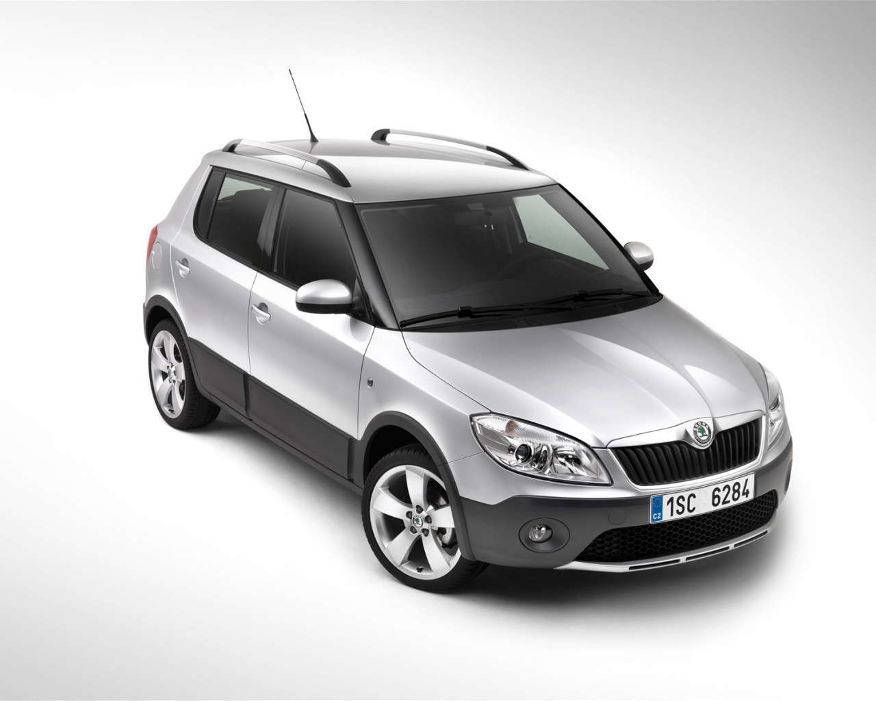 Автомобиль Skoda Fabia на дороге