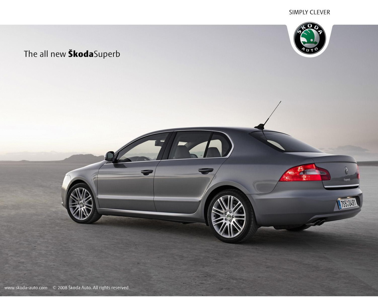 Автомобиль Skoda SuperB на дороге