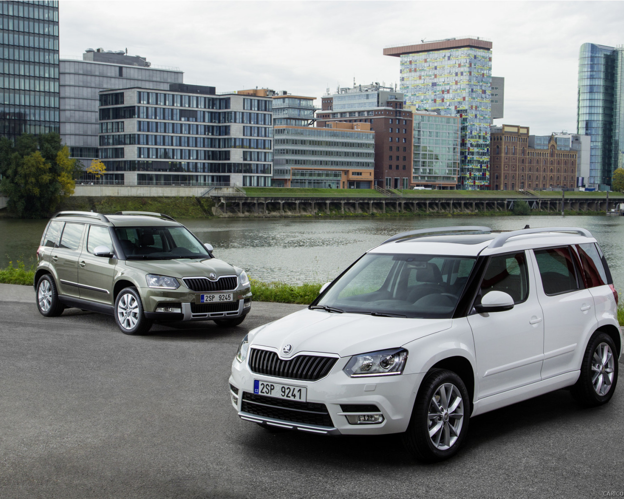 Автомобиль Skoda Yeti 2014 на дороге