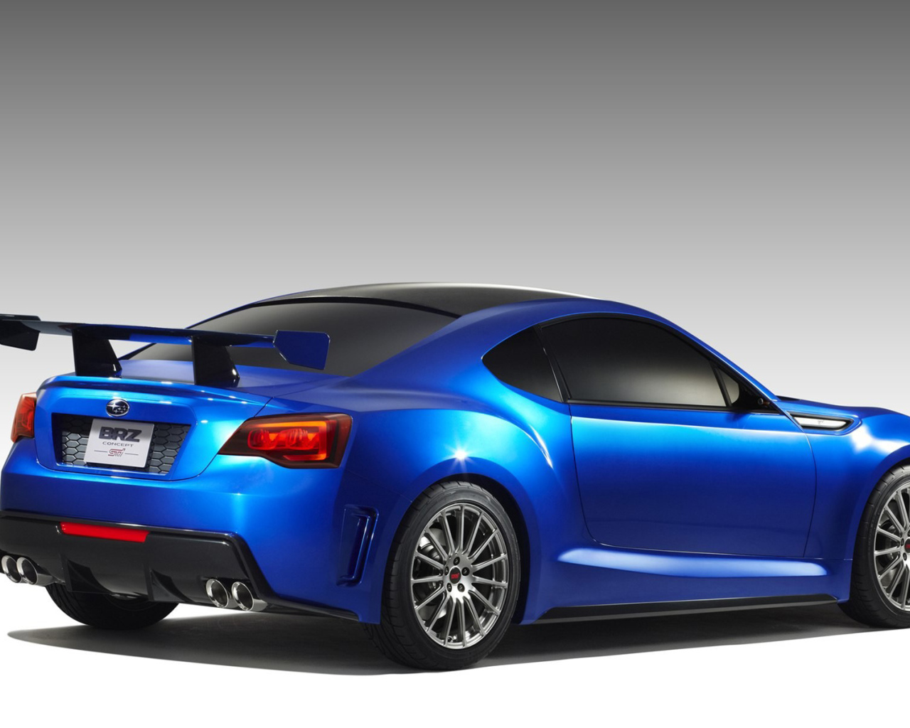 Красивый автомобиль Subaru BRZ