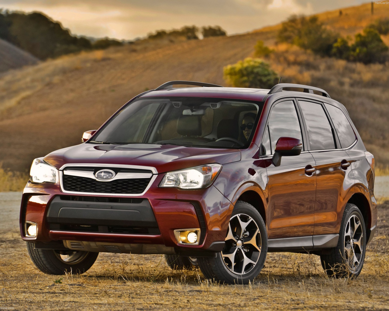 Красивый автомобиль Subaru Forester 2013