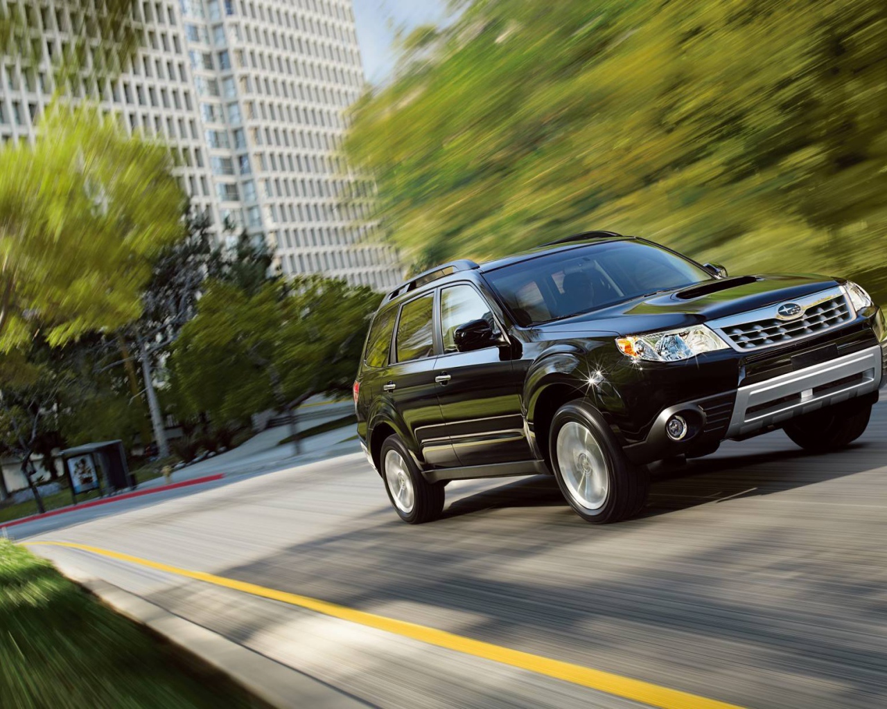 Красивый автомобиль Subaru Forester 2013 в Москве