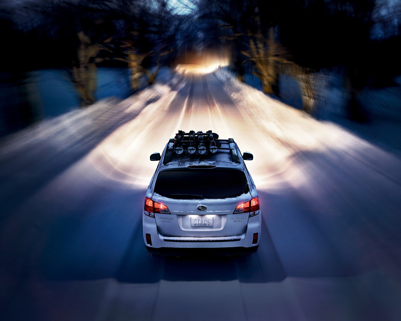 Красивый автомобиль Subaru Outback в Москве