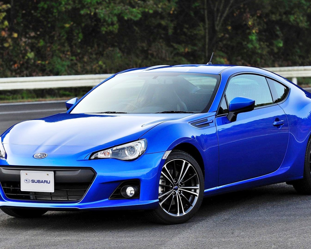 Автомобиль марки Subaru модели BRZ