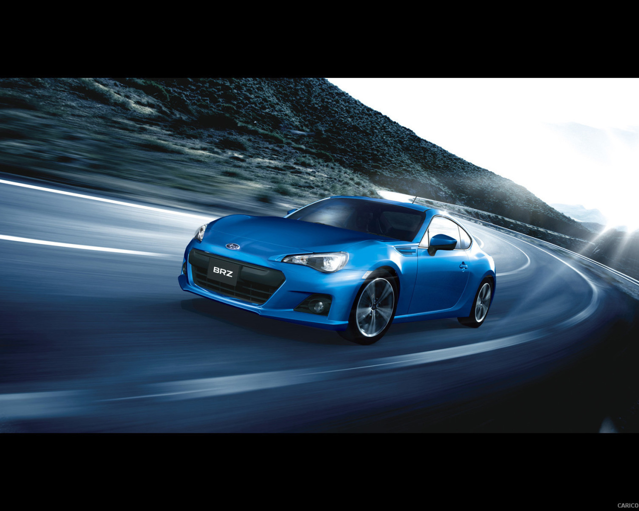 Автомобиль Subaru BRZ на дороге