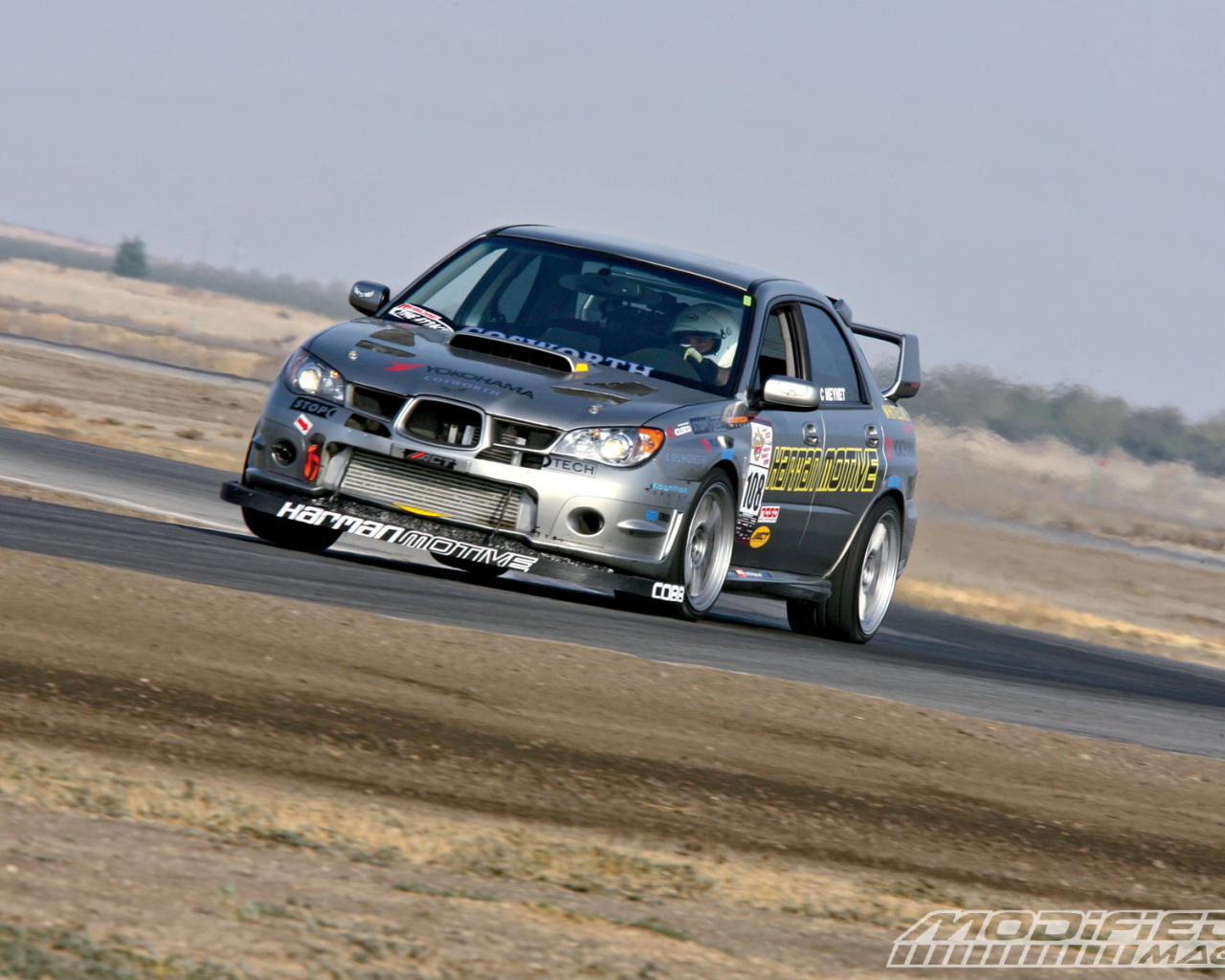 Автомобиль Subaru Boxer на дороге