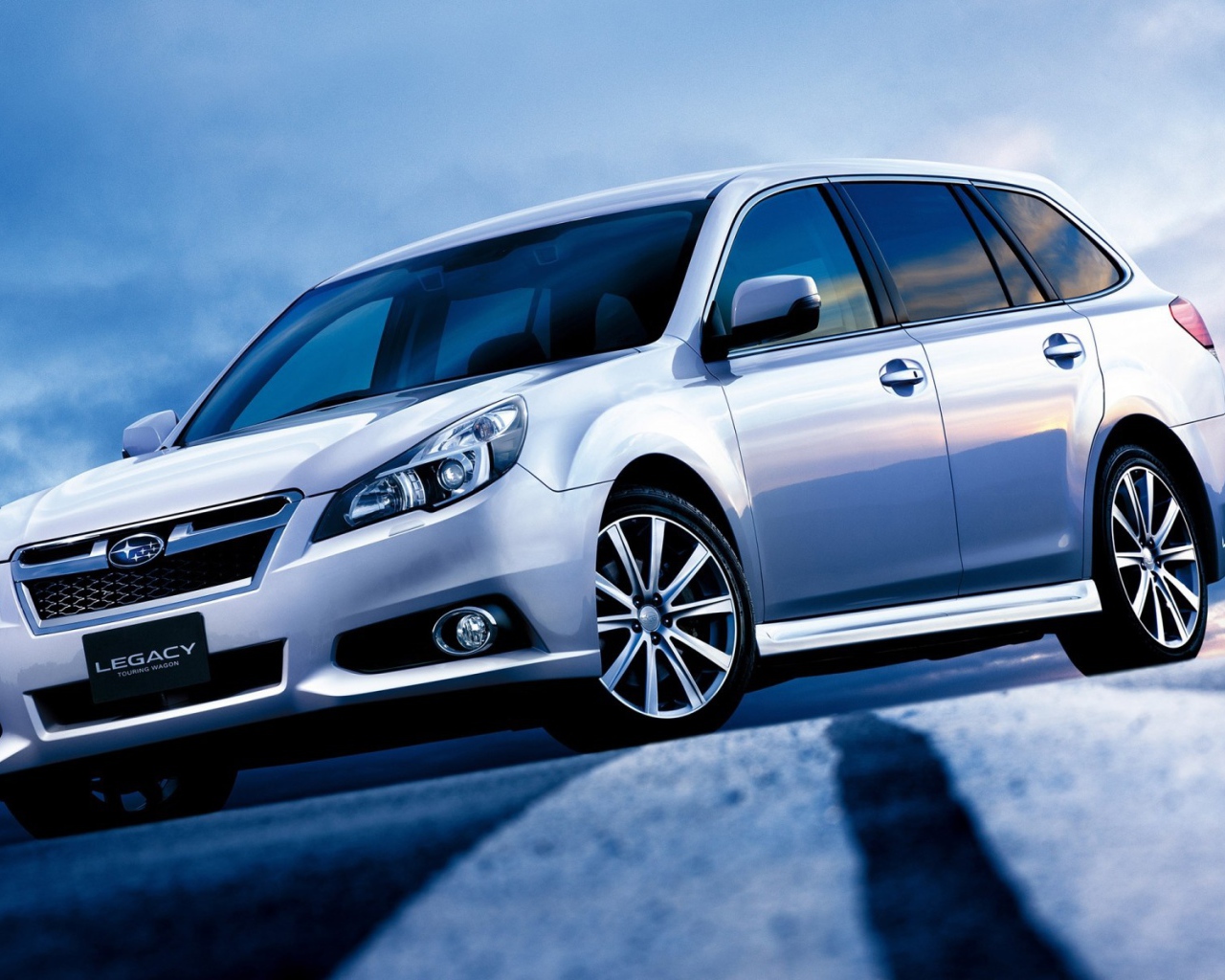 Автомобиль Subaru Legacy на дороге