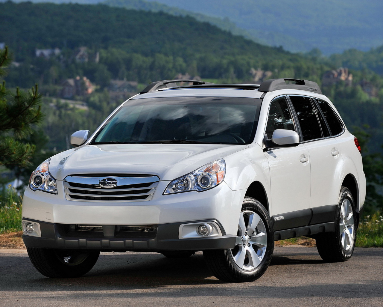 Автомобиль Subaru Outback на дороге