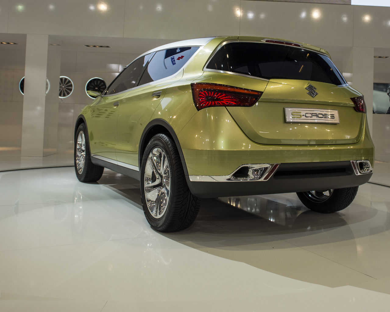 Красивый автомобиль Suzuki S-Cross 2014 в Москве