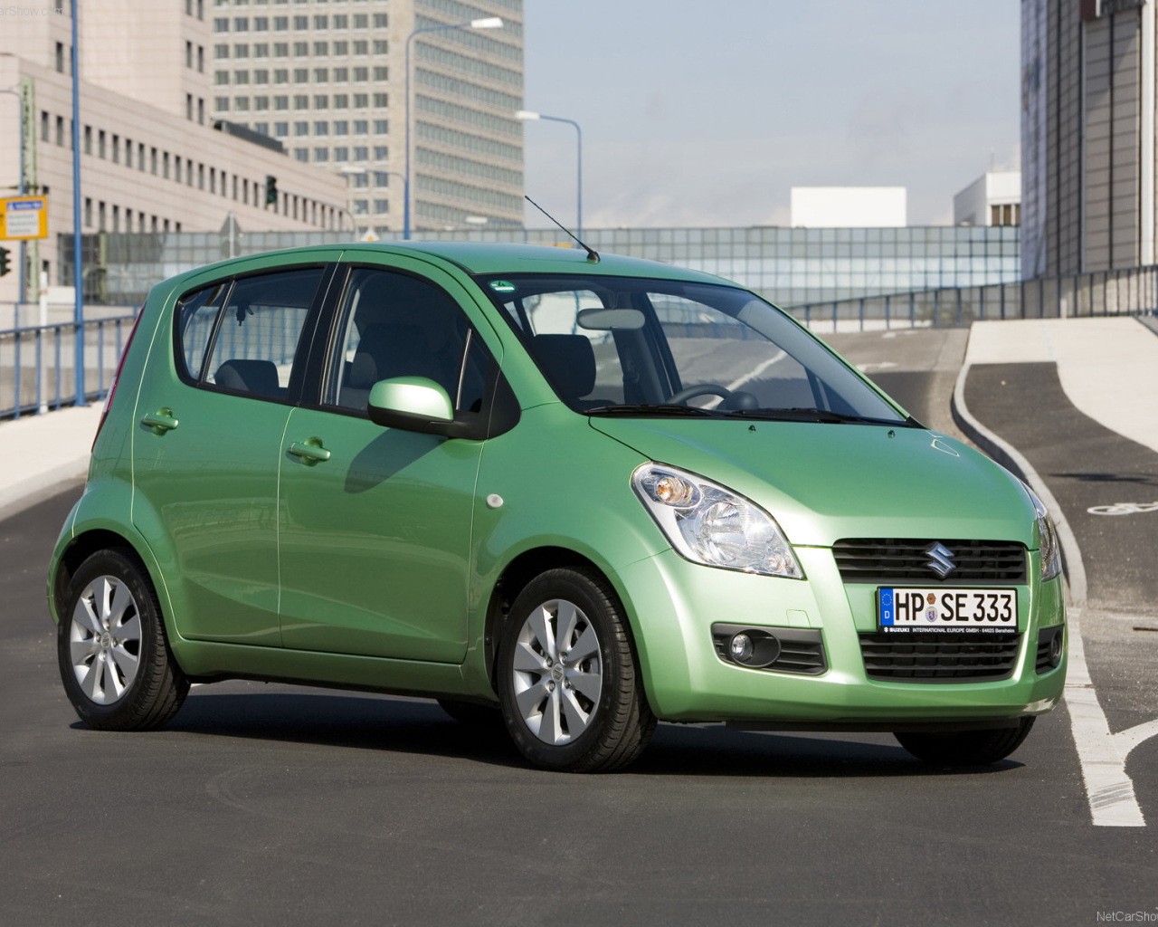   Красивый автомобиль Suzuki Splash