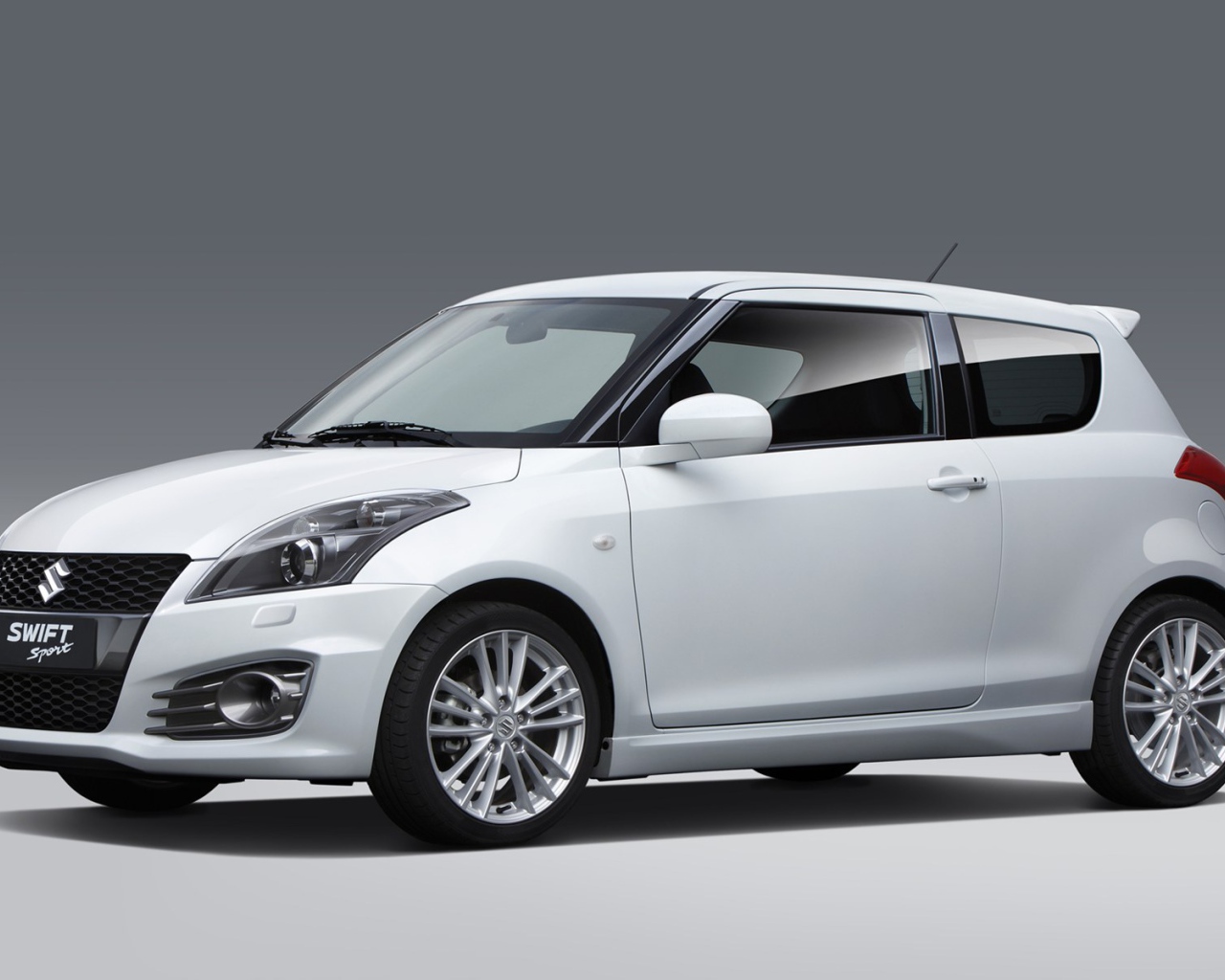   Красивый автомобиль Suzuki Swift в Москве