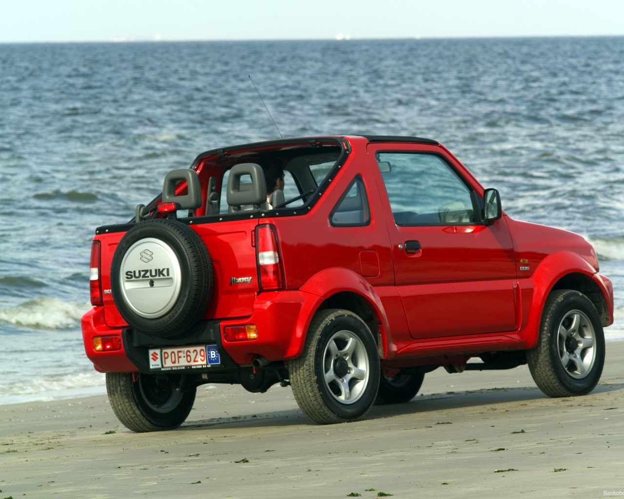 Автомобиль Suzuki Jimny на дороге