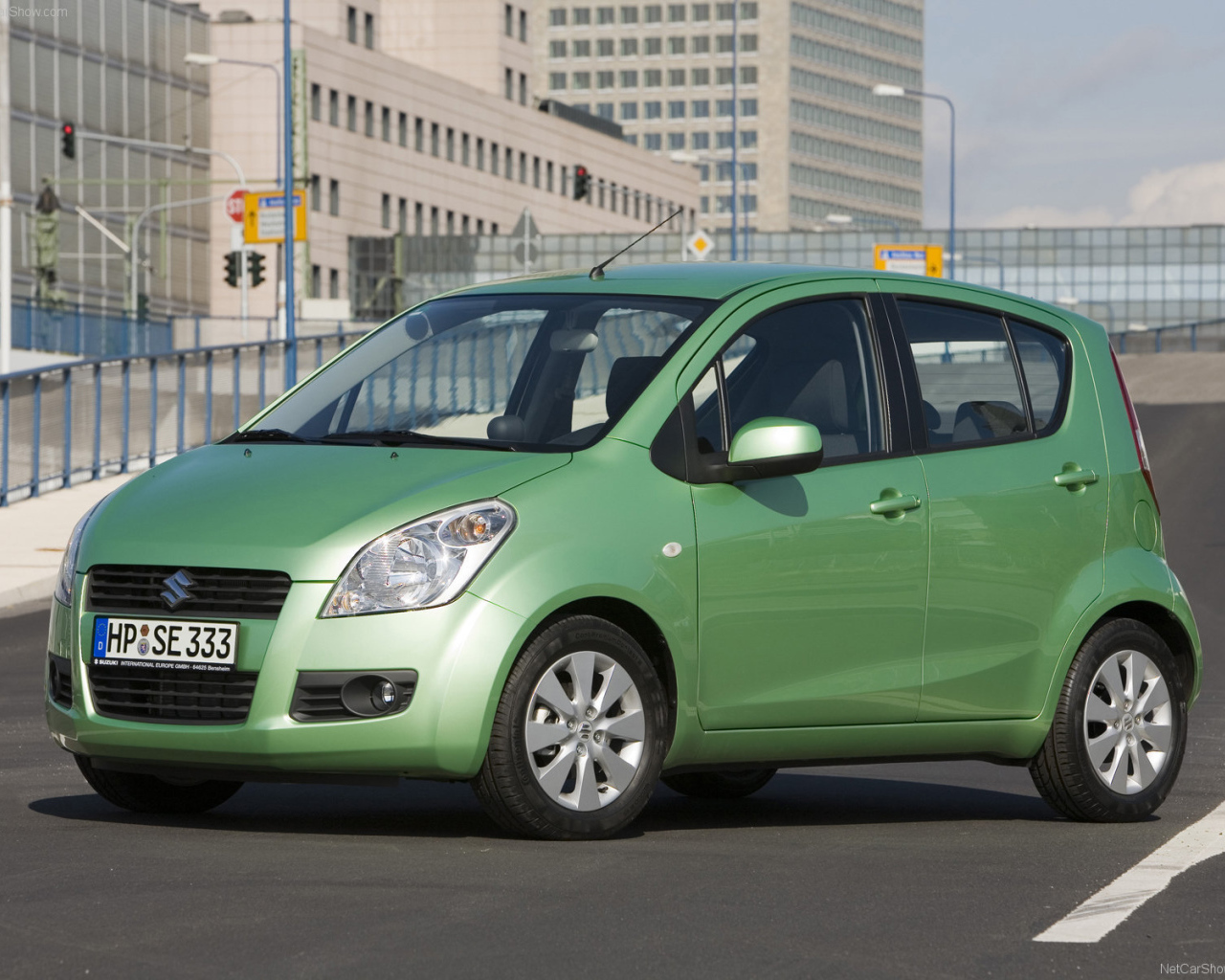 Автомобиль Suzuki Splash на дороге