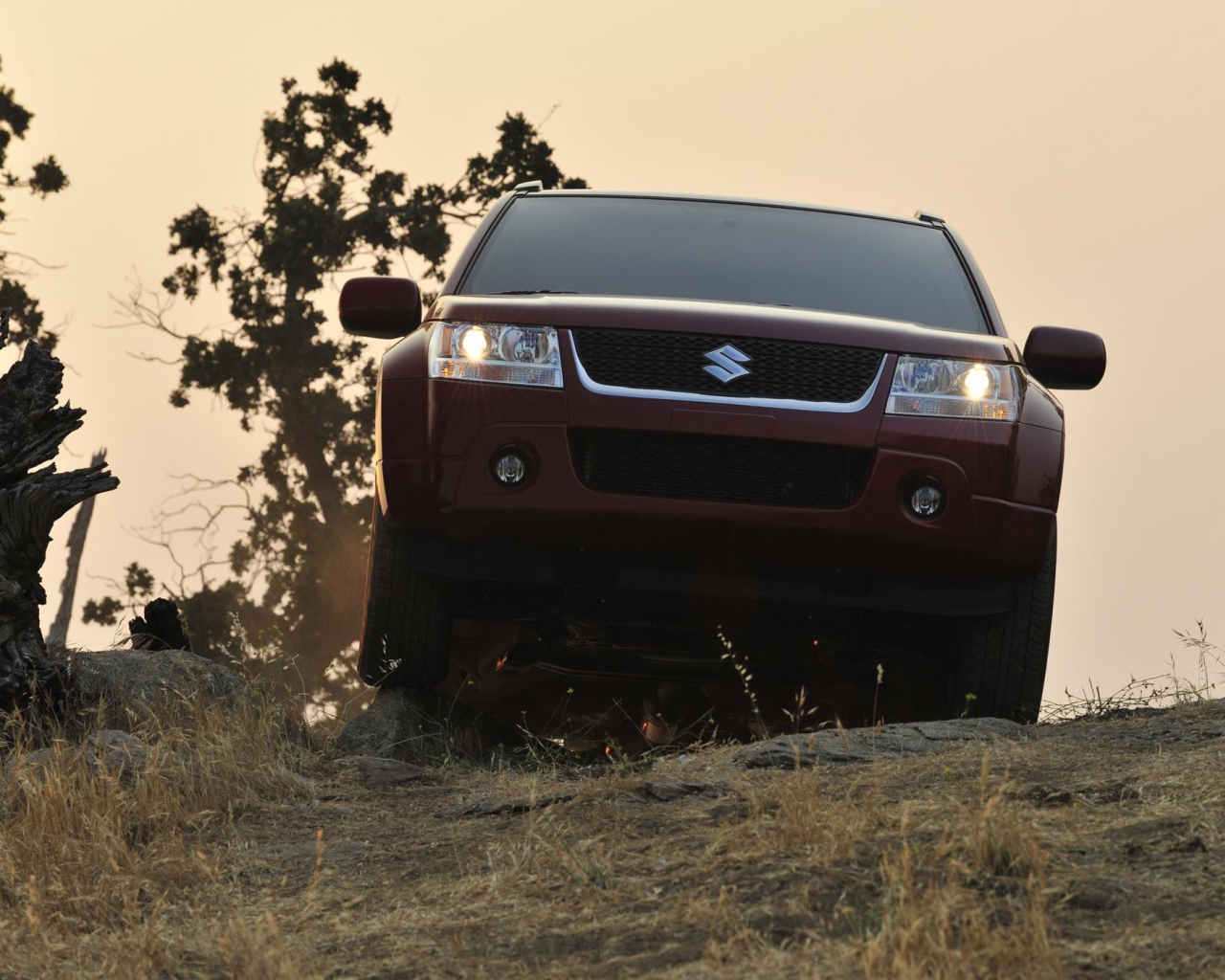 Автомобиль Suzuki Grand Vitara 2014 на дороге