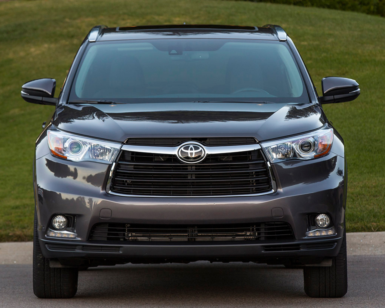 Красивый автомобиль Toyota Highlander 2014 в Москве