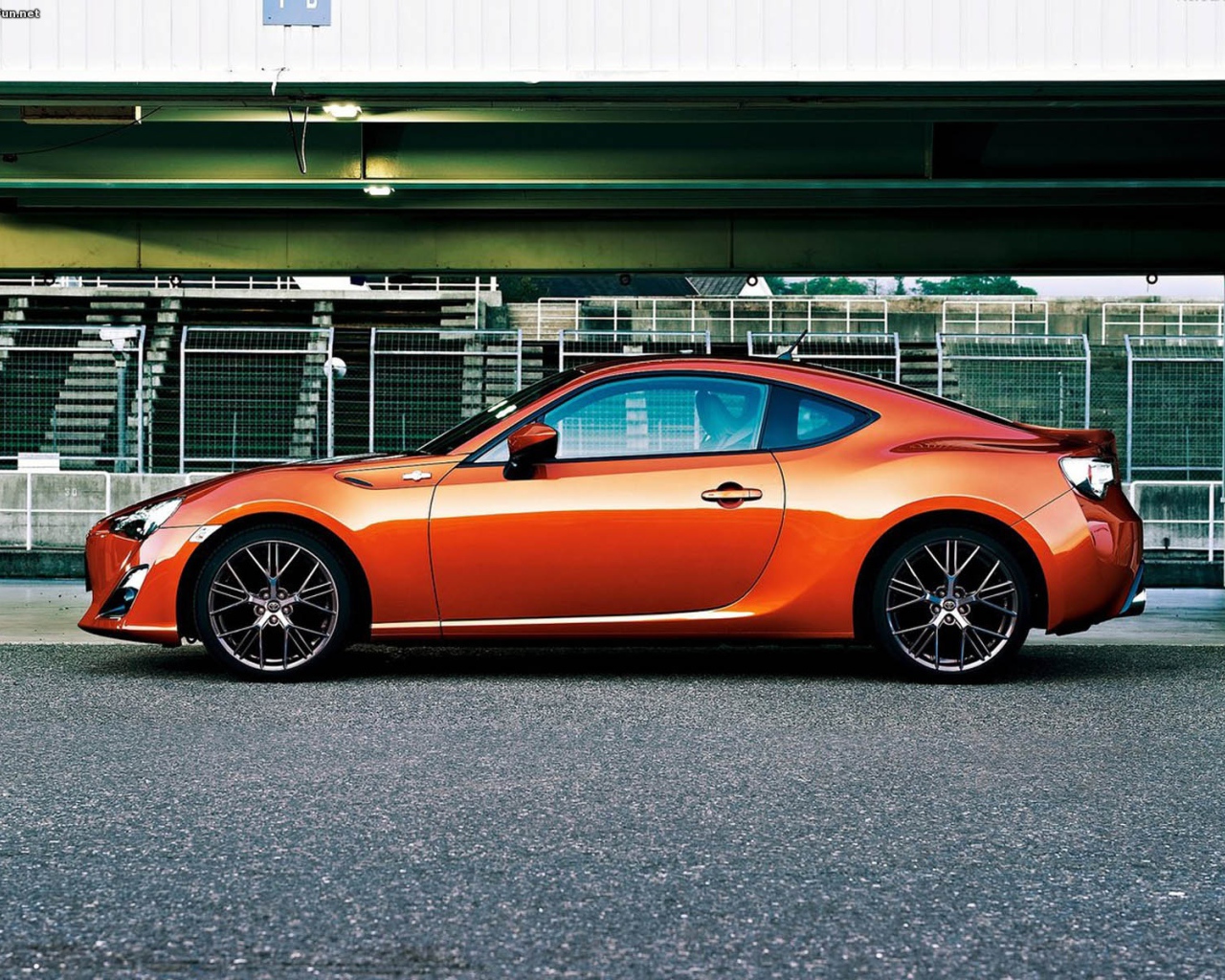 Красивый автомобиль Toyota Avensis 2013