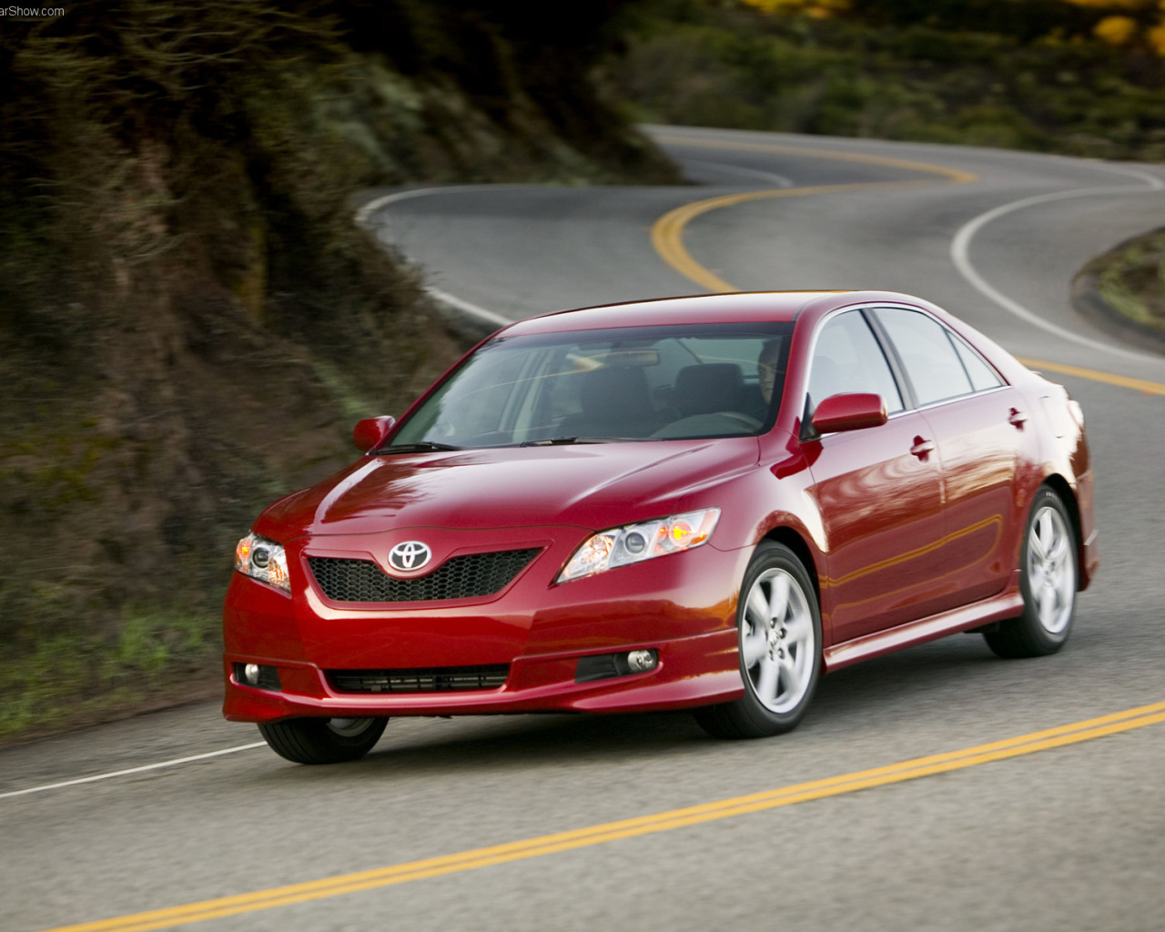 Красивый автомобиль Toyota Camry