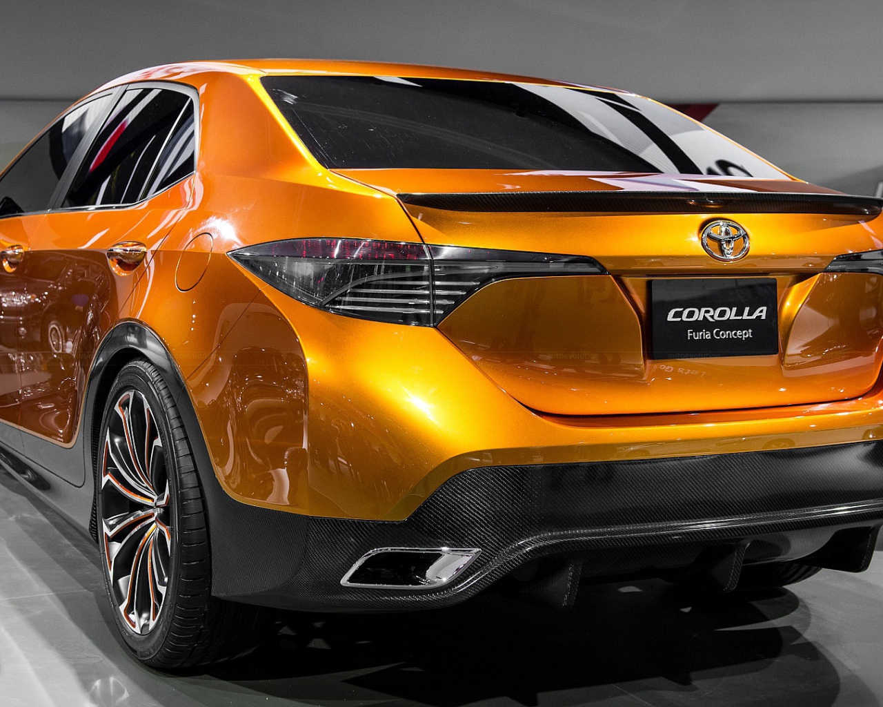 Красивый автомобиль Toyota Corolla